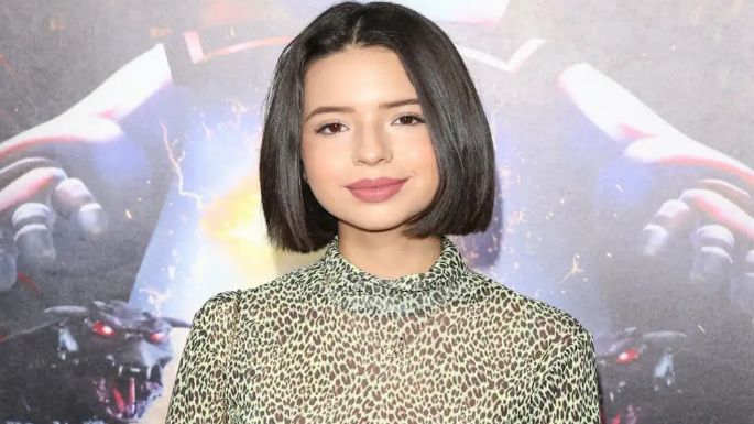 Ángela Aguilar brilla en el escenario con distinguido vestido rojo y enamora sus fans