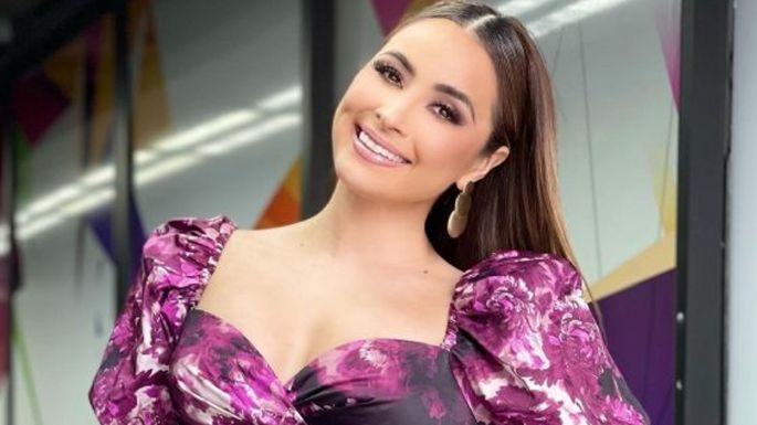 Cynthia Rodríguez haca alarde de su belleza en sensual atuendo anaranjado en TV Azteca