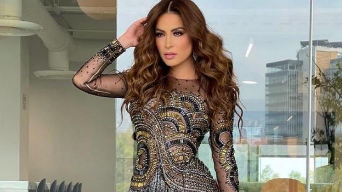 Cynthia Rodríguez muestra su lado más sensual al lucirse en espectacular 'outfit' rojo