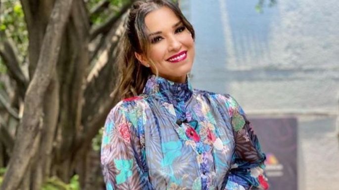 FOTO: Laura G llega a TV Azteca y posa con elegante look de leopardo desde 'VLA'