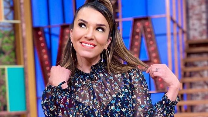 A sus 36 años, Laura G derrocha belleza con este ceñido vestido azul desde 'VLA'