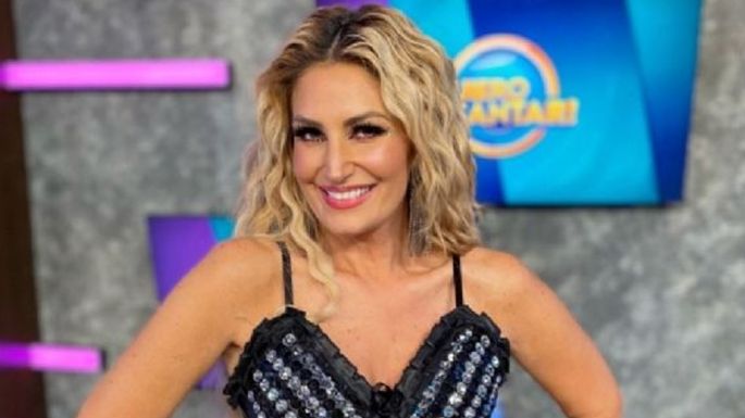 Anette Cuburu da cátedra de elegancia desde TV Azteca en ajustado vestido