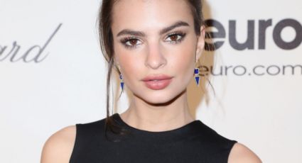 Emily Ratajkowski muestra su silueta en este ajustado minivestido rojo