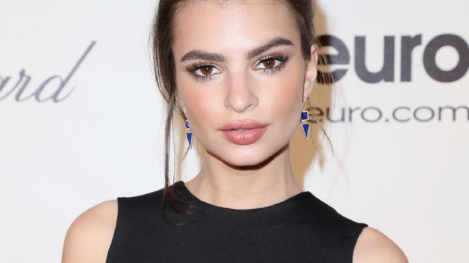 Emily Ratajkowski muestra su silueta en este ajustado minivestido rojo