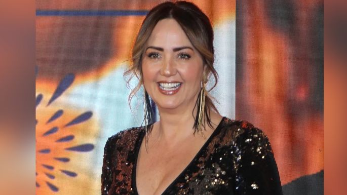 Andrea Legarreta llega a 'Hoy' y posa con atrevido vestido negro; este es su look