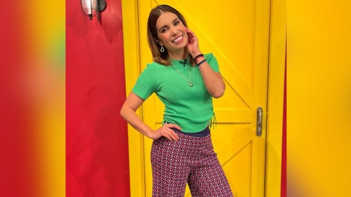 "Chiquita mamá": Andrea Escalona roba suspiros al lucirse con tacones rojos en Televisa
