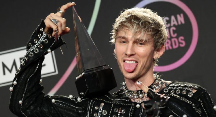 Machine Gun Kelly se electrocuta en su presentación previo al Super Bowl