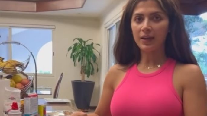 Kimberly Flores demostró que también es buena para la repostería al preparar pastel de chocolate