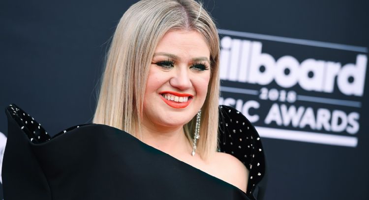 Kelly Clarkson se abre sobre su divorcio en sus dos nuevas canciones de su siguiente álbum