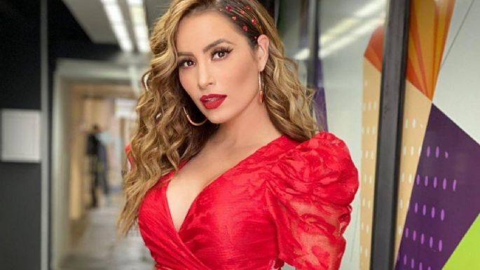 Cynthia Rodríguez regresa a las redes y posa con coqueto oufit amarillo