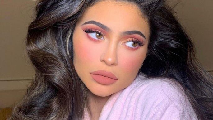 Kylie Jenner saca el glamour y posa con destacado outfit negro en Instgram
