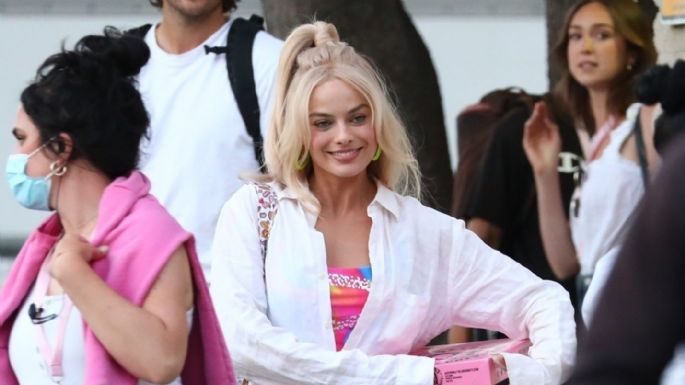 Margot Robbie celebra su cumpleaños 32 al estilo de 'Barbie' con un divertido pastel rosa