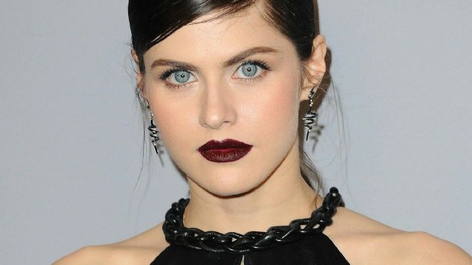 Alexandra Daddario roba suspiros al dejar ver su abdomen tonificado con este conjunto revelador