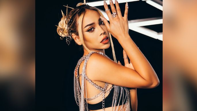 Danna Paola regresa a las redes y luce coqueto look blanco con negro