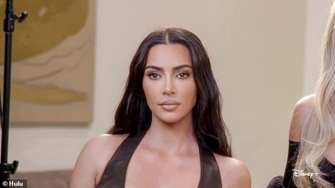 Kim Kardashian luce excéntrico look de leopardo y paraliza las redes