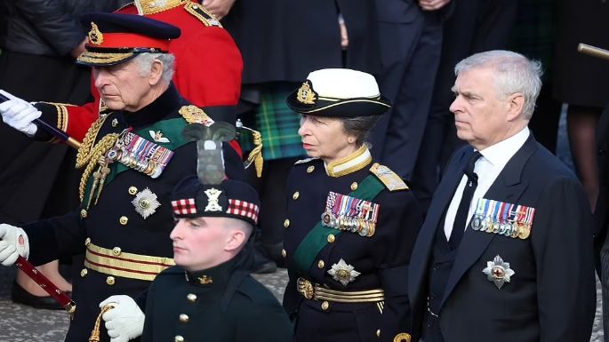 FOTO: Captan al Rey Carlos III al llorar en evento fúnebre para la Reina Isabel II