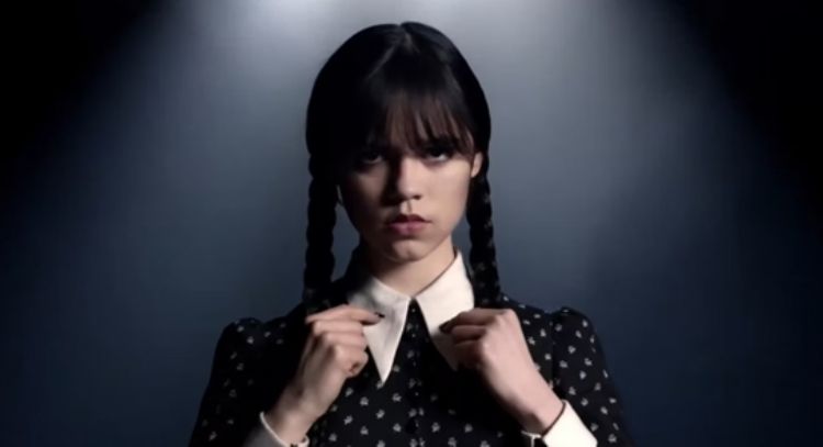 Creadores de 'Merlina' explican como el personaje se relaciona con Clark Kent de 'Smallville'