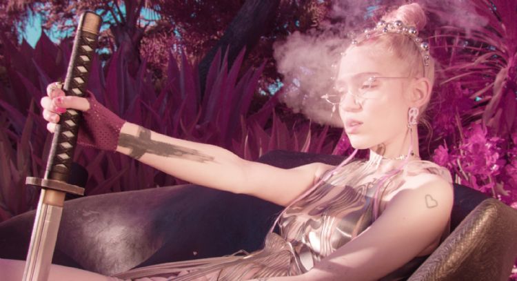 Grimes declara que las plataformas de streaming deberían tener una sección de IA por esto