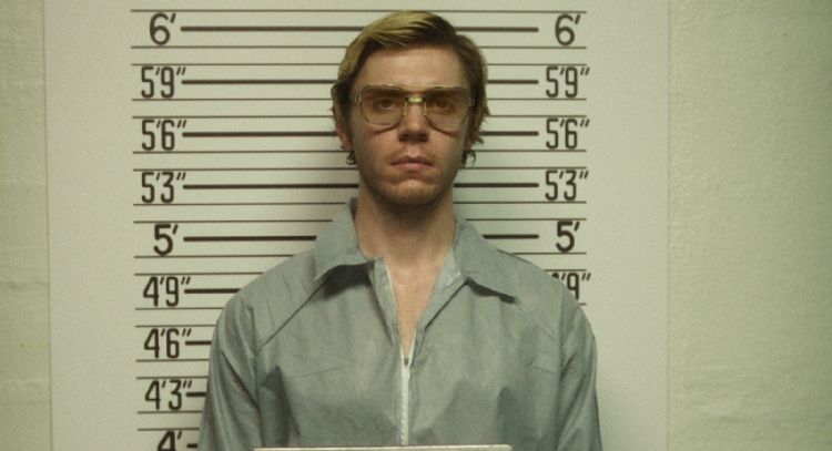 Madre de una víctima de Dahmer arremete contra los Globos de Oro por premiar a Evan Peters