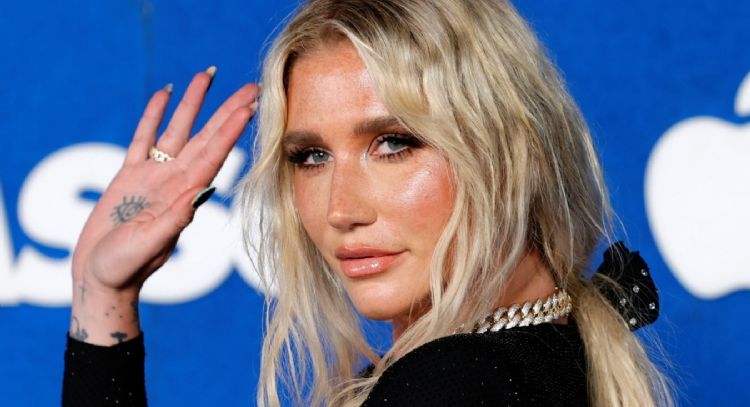 Kesha habla su próxima nueva música que llegará este 2023 en un divertido video mientras almuerza