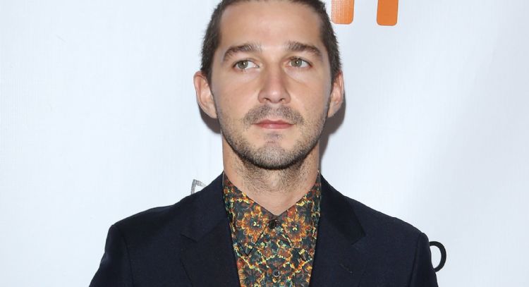 Shia LaBeouf luce irreconocible como drag de diosa griega