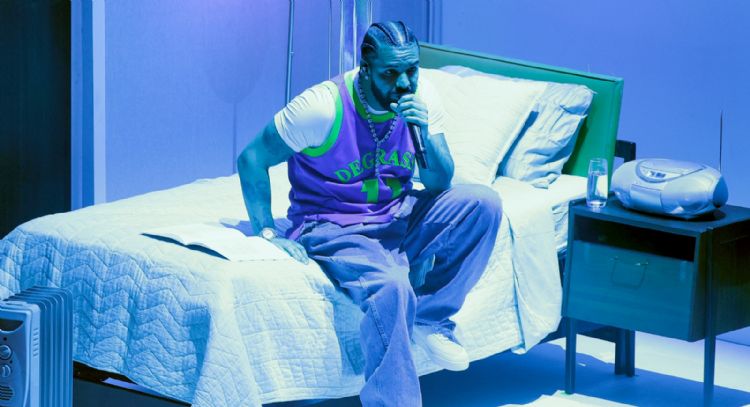 Drake pausa uno de sus conciertos después de que un fan cayera del entresuelo; esto pasó
