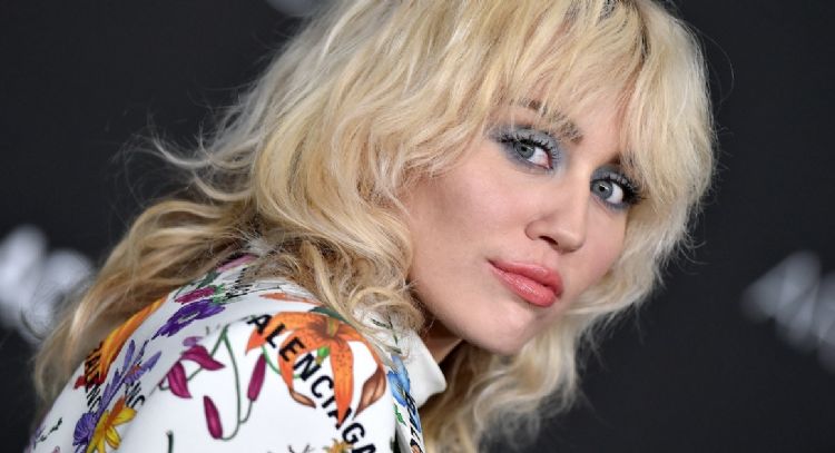 Miley Cyrus revela que Flowers iba a ser muy diferente a como se conoce