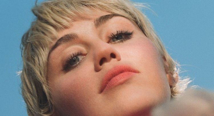 Miley Cyrus enciende las redes con este clip sin ropa cantando su nueva canción