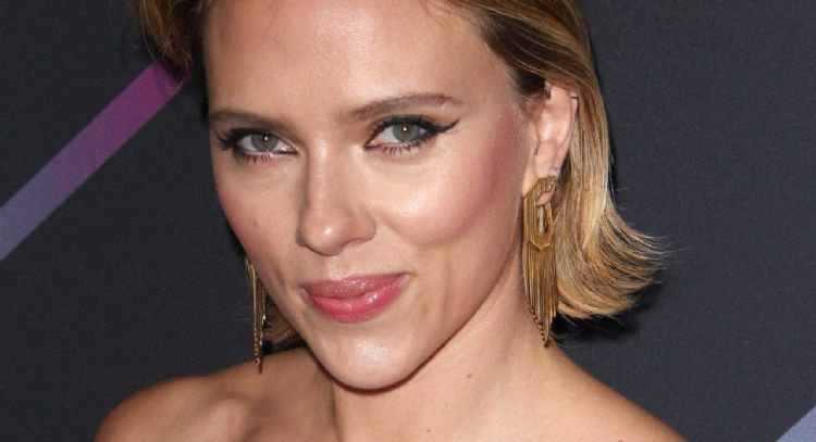 Scarlett Johansson mantiene su figura y bienestar a través del ejercicio y el cuidado de la piel