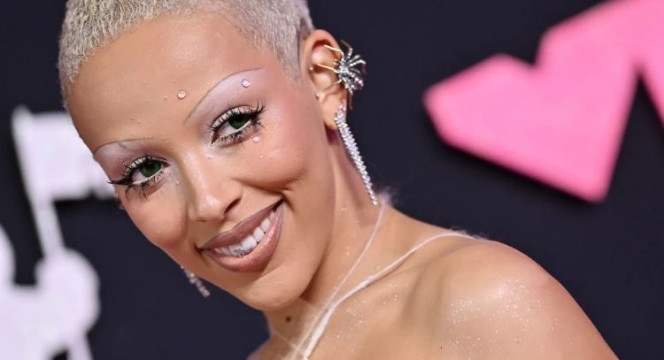 Fans critican a Doja Cat tras usar una camiseta con la imagen de un cómico de extrema derecha