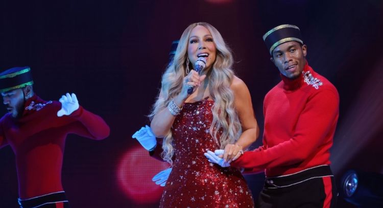 Mariah Carey, Ariana Grande y Jennifer Hudson Iluminan el Madison Square Garden con 'Oh Santa!'