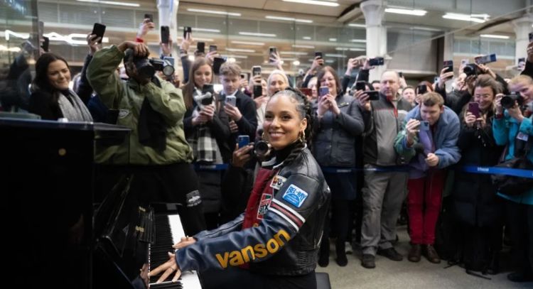 Alicia Keys deleita a sus fans con actuación sorpresa en la estación de tren de Londres