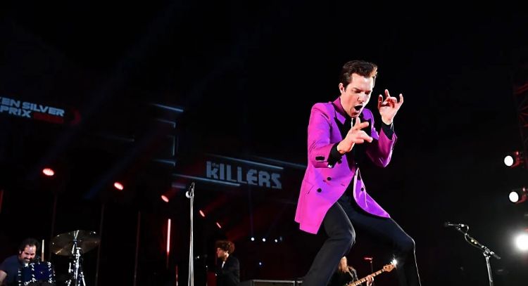 The Killers ilumina las fiestas de fin de año con su nueva canción llena de sintetizadores