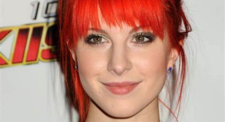 Hayley Williams habla sutilmente de su romance con Taylor York en show del 'Super Bowl' 2023
