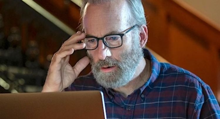 El primer tráiler de la nueva serie 'Lucky Hank' muestra a Bob Odenkirk como un rofesor amargado