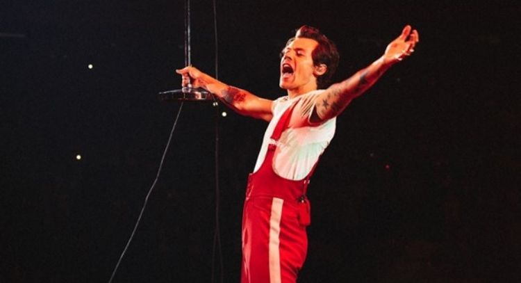 VIDEO: Harry Styles bebe de su calzado durante un show en vivo en Australia por esta razón