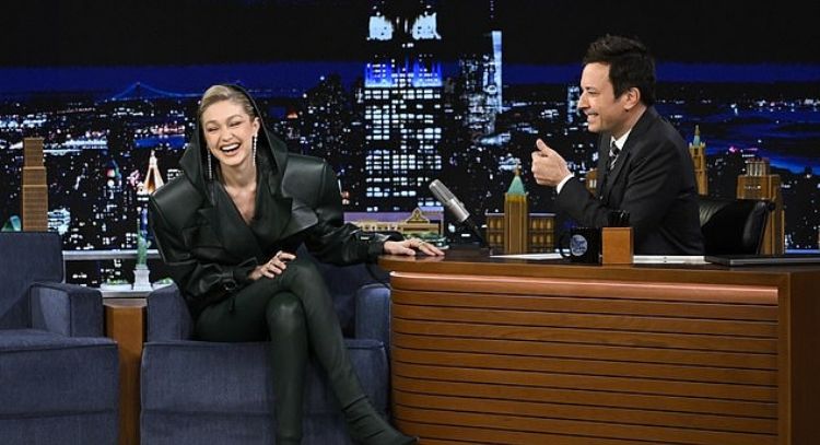 Gigi Hadid muestra sus grandes habilidades de cambio mientras promociona su serie de Netflix