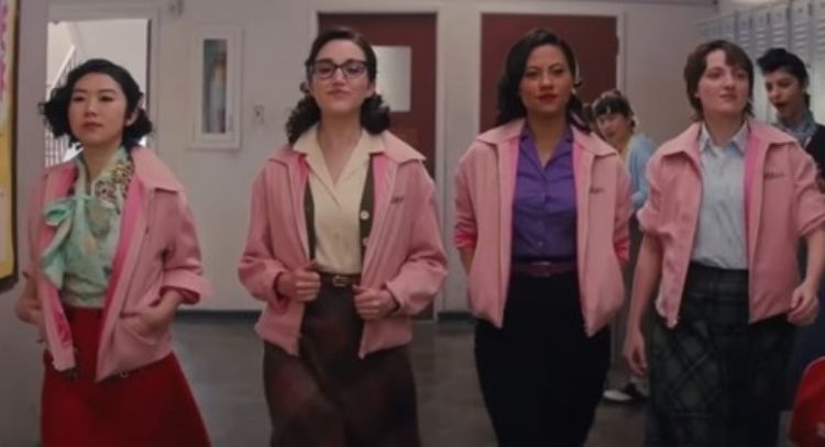 Mira el nuevo trailer de 'Grease: Rise of the Pink Ladies' que muestra los orígenes de 'Vaselina'