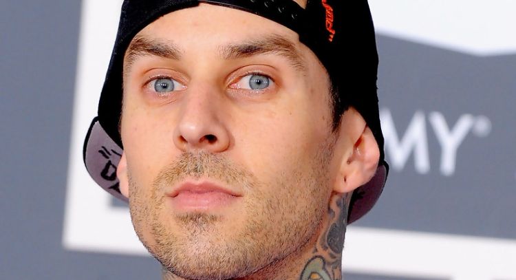 Travis Barker se disloca un dedo a pocas semanas de iniciar la gira con Blink-182