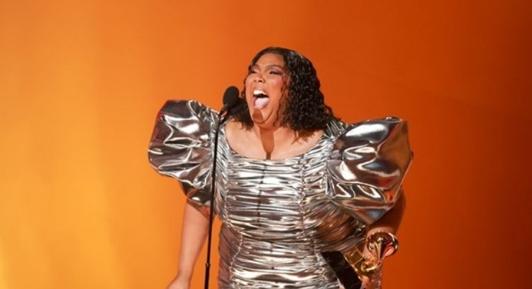 Lizzo saca su lado pesado y canta 'Du Hast' de Ramstein junto a su banda en un concierto en Berlín