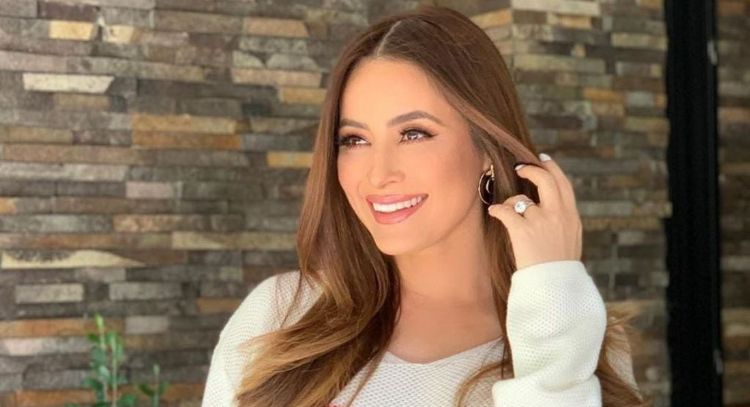 Desde TV Azteca, Cynthia Rodríguez posa con increíble ‘look’ rojo y le llueven halagos; así modela