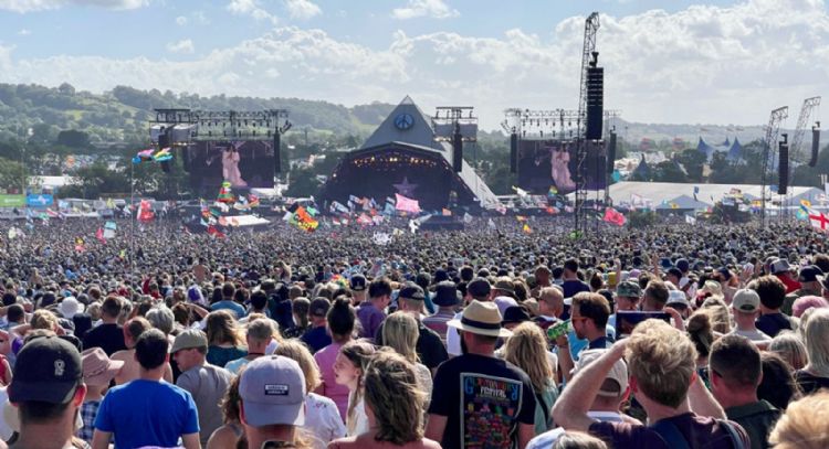 Organizadores del Festival Glastonbury prometen headliners femeninas en 2024 tras fuertes críticas