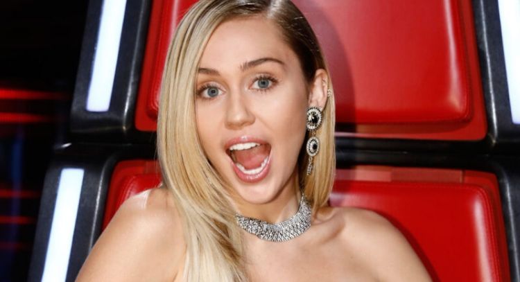 Miley  Cyrus luce un catsuit de una pierna previo a su especial Backyard Sessions