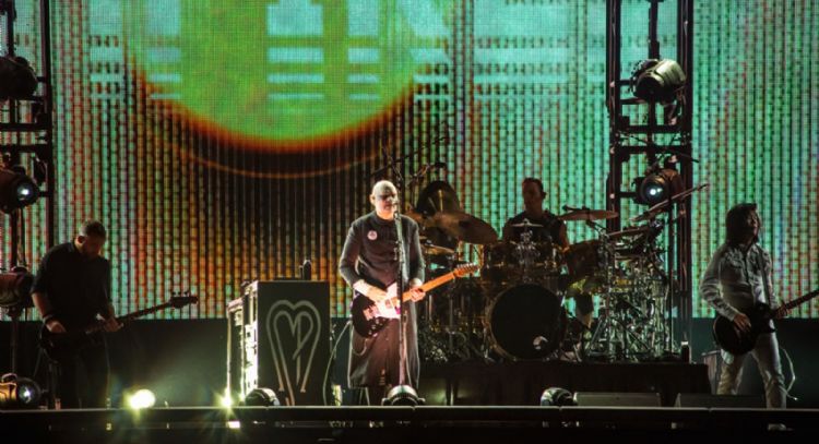 Smashing Pumpkins conquistan México con cover de 'No Love Lost' de Joy Division junto a Peter Hook