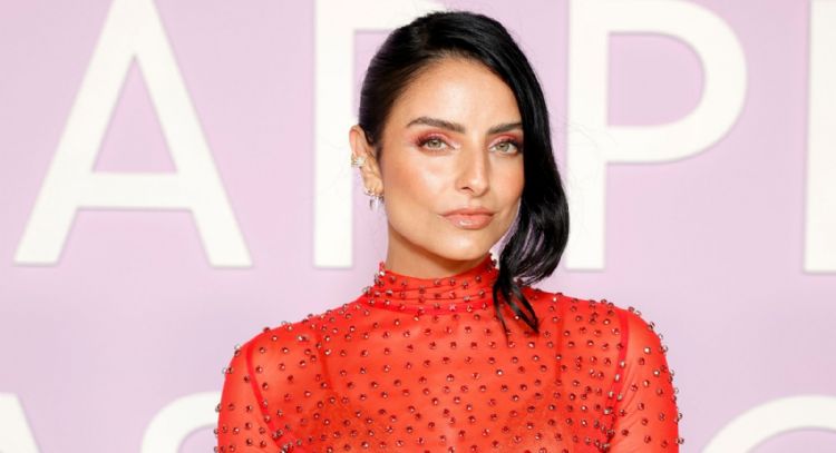 Aislinn Derbez se hace presente en Instagram y des muestra su belleza con coqueto ‘look’ negro