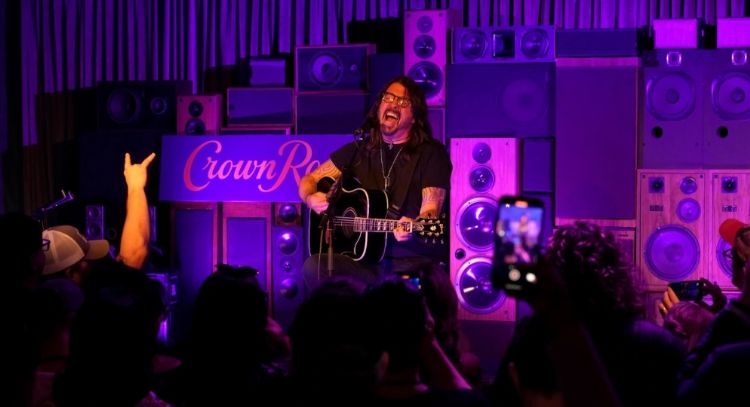 Foo Fighters hace cover de March of the Pigs de Nine Inch Nails, antigua banda del nuevo baterista