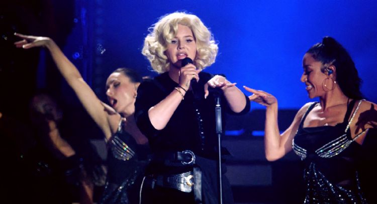 Lana del Rey pide a sus fans que la ayuden a encontrar su vape durante un concierto en Brasil