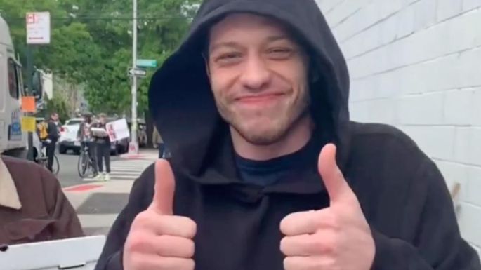 “Sin escritores, no hay espectáculos”: Pete Davidson reparte pizza a escritores de tv en huelga