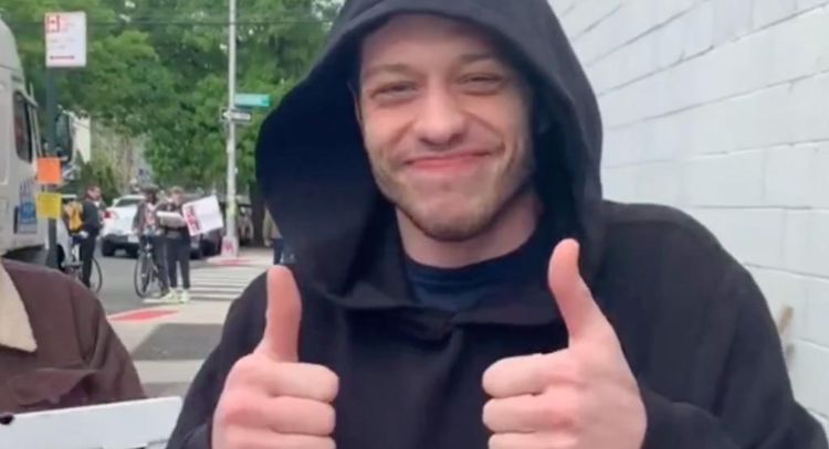 “Sin escritores, no hay espectáculos”: Pete Davidson reparte pizza a escritores de tv en huelga