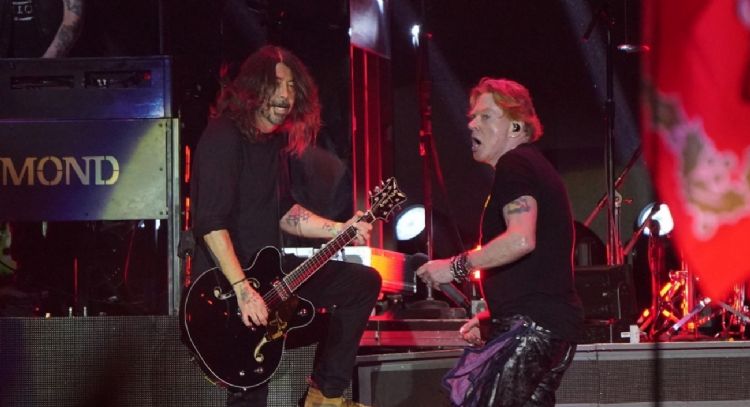 Dave Grohl se une a Guns N' Roses en el Festival Glastonbury para interpretar 'Paradise City'